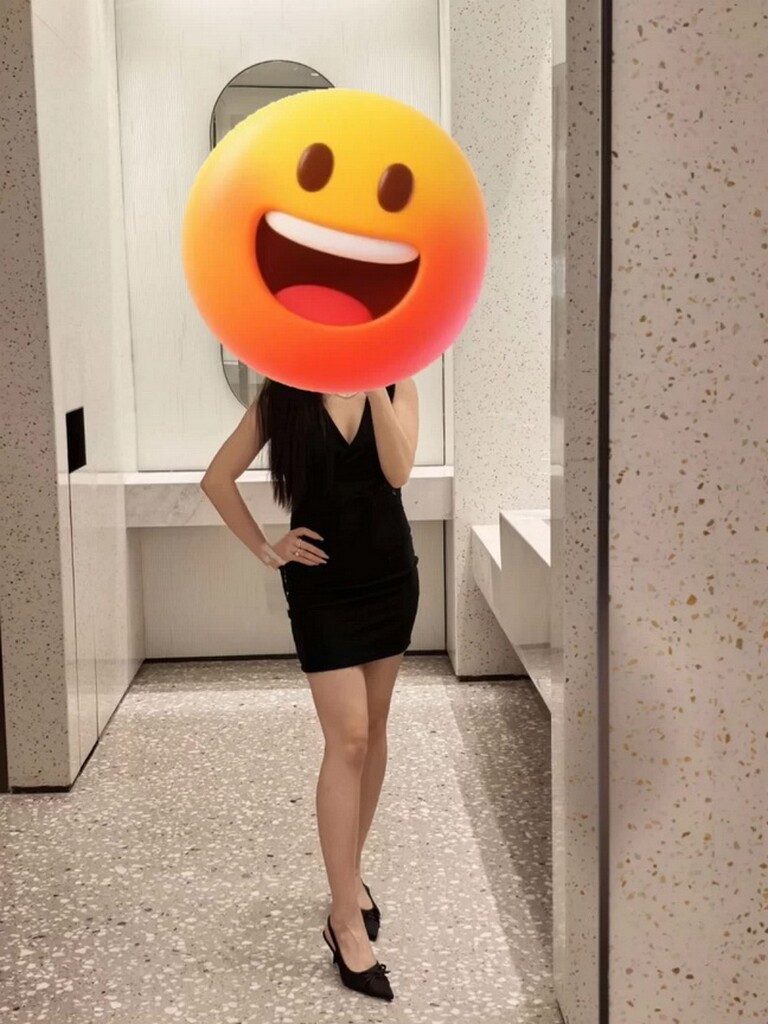 OL美女露乳掰穴自拍 [10P]